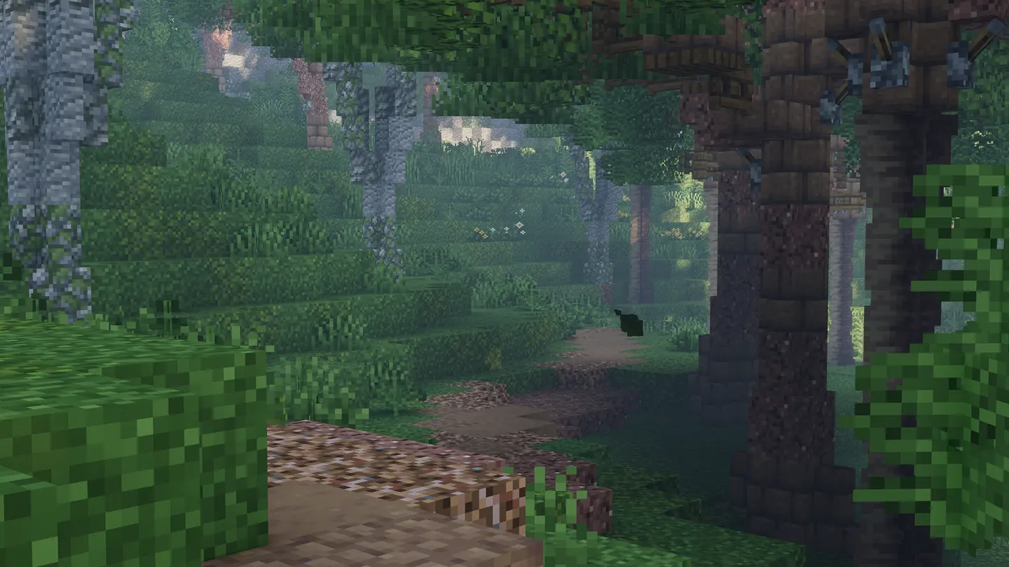 Густой лес Minecraft с узкой тропинкой, высокой травой и слоями зелёной листвы.